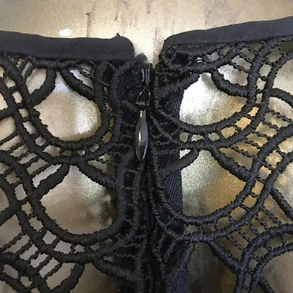 ᑕYᑎTᕼIᗩ ᖇOᗯᒪEY Sleeveless Lace-Mesh-Overlay Midi Dress - Picture 9 of 12